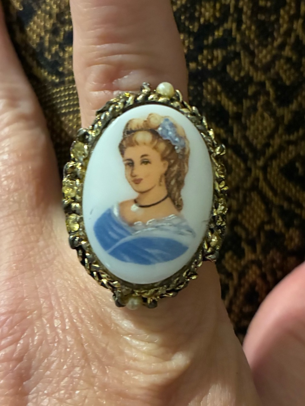 Vintage Portrait Cameo Gold Tone Ring